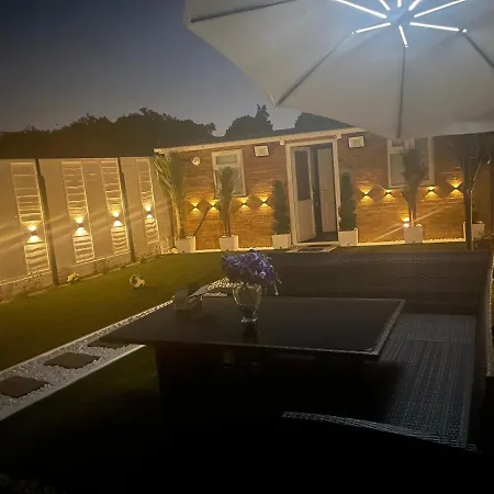 North Avenue Guest House Ltd, Heathrow Airport-Free Parking